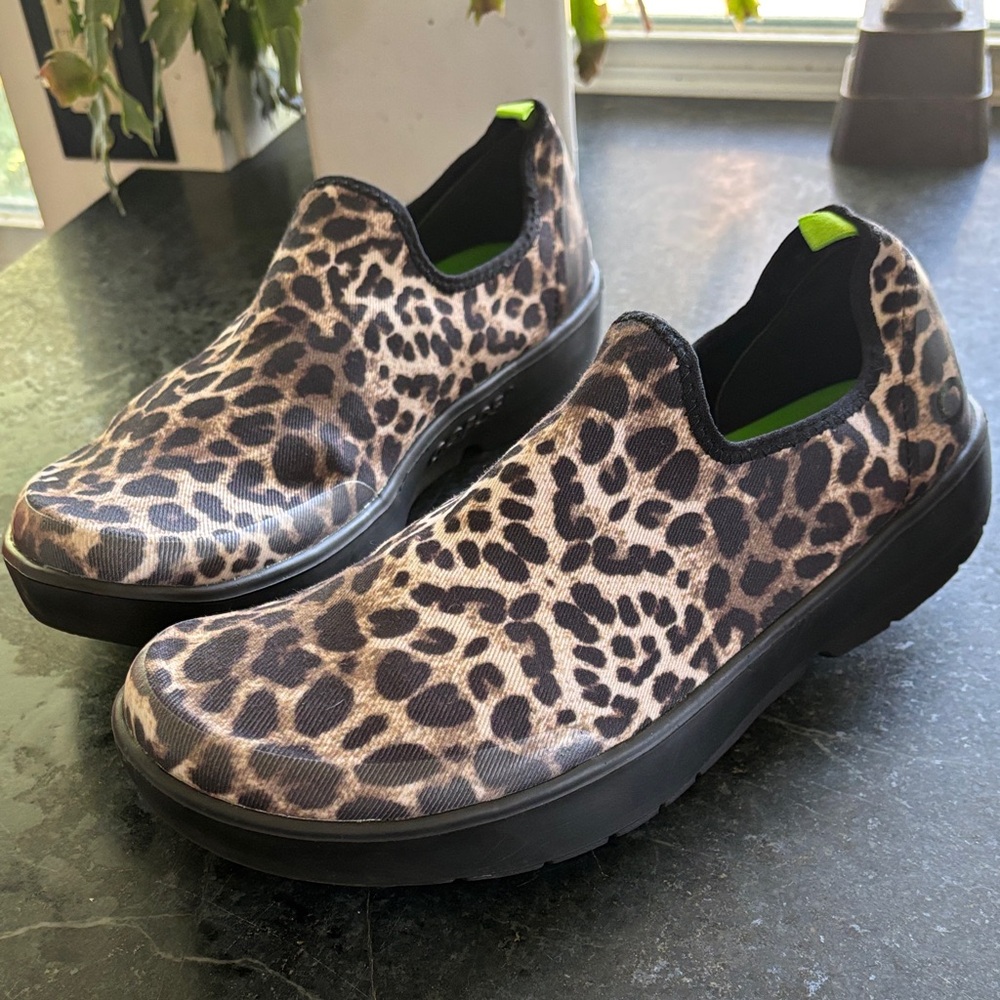 OOFOS OOMG Eezee Slip On Shoes Leopard